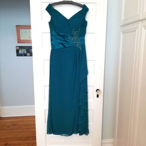 Dress - Picture 1 of 3